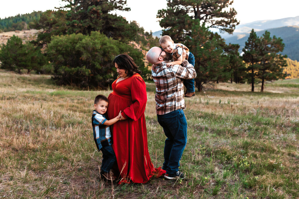 Start with Mom’s outfit and build everyone else’s outfits around it | Reunion, CO Family Photography